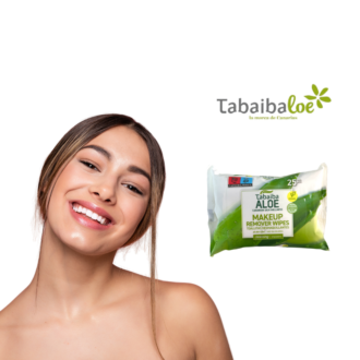 Modelo utilizando las toallitas desmaquillantes Tabaibaloe para una rutina de limpieza facial rápida y fresca.